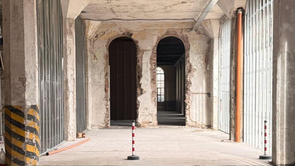 Interior del Palacio Molina con dos grandes arcos y perspectiva hacia una ventana al fondo